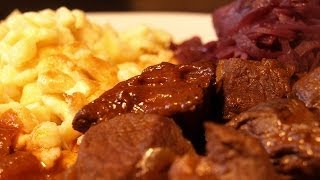 Gulasch aus Schweinefleisch und viel Zwiebeln mein super leckeres ZwiebelSchweinegulasch [upl. by Oluas]