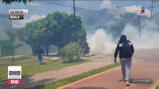 Normalistas de Ayotzinapa atacan cuartel militar de Iguala  Ciro Gómez Leyva [upl. by Funda]