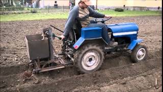 Traktor sam mały PGR in Owsiszcze sadzenie ziemniaków [upl. by Tnarb]