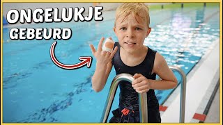 MET GEKNEUSDE ViNGER NAAR ZWEMLES 😱  Bellinga Vlog 2273 [upl. by Wardle]