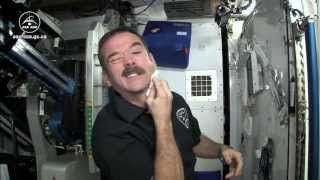 Chris Hadfield explique comment les astronautes se rasent dans lespace [upl. by Xella]