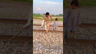 Bap nay beti ki madad ki india humanity shortsreels train huminity [upl. by Kalasky]