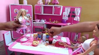 Brincando de Barbie com a MamÃ£e CafÃ© da manhÃ£ 1Â° episÃ³dio [upl. by Atiniuq210]