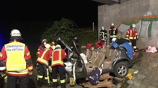 Eingeklemmter BMWFahrer hinterlässt auf 130 Metern Spur der Verwüstung [upl. by Jeraldine165]