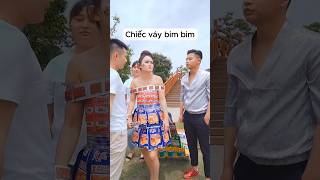 Cô gái mặc váy làm bằng bim bìm siêu cay [upl. by Dorelia]