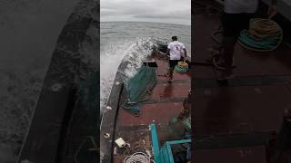 समुद्रात अचानक सुटले वादळ बोटीत आल्या मोठया लाटा stromy sea fishing India fishing strom seafood [upl. by Hnaht]