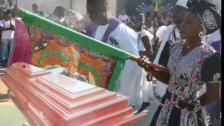 Nan vil Jérémie Vodou a make yon pa nan batay l ap mennen Sektè a chanté antèman yon Masisi [upl. by Hanah]