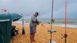 O TEMIDO PEIXE VENENOSO PESQUEI E PREPAREI Pescaria de Praia na Chuva  Catch And Cook [upl. by Sharon91]