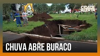 Chuva deixa estragos e abre buracos em Uberlândia  CIDADE ALERTA MINAS [upl. by Vandervelde]