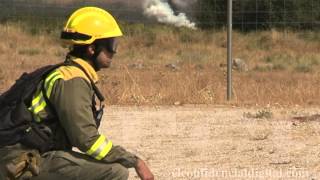 La extinción de un incendio forestal por los Bomberos de la Comunidad de Madrid [upl. by Aneehsar]