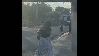 Mujer bailando en la calle canción cristiana [upl. by Antonius264]