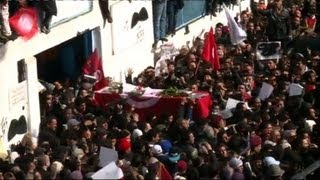 La dépouille de Chokri Belaïd applaudie par la foule [upl. by Baylor]