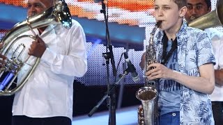 Matteo Mihali cântă la saxofon alături de fanfara 10 Prăjini în Finala de Popularitate Next Star [upl. by Arbas]