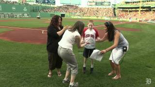 Man with no arms throws out the first pitch [upl. by Golter]