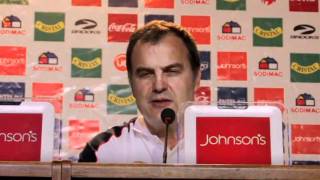 Conferencia de Bielsa en Chileinolvidable respuesta UD No entendió nadawmv [upl. by Livvy351]