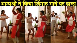 Archana Puran Singh Maid Bhagyashree Crazy Dance On Zingaat Song [upl. by Howlyn]