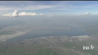 Tanzanie  graphismes sinueux sur le lac Natron [upl. by Carrel348]