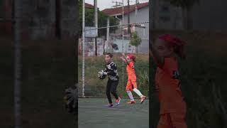 Goleiro com coragem para sair nos pés dos atacantes  tomada rápida de decisão para sair jogando [upl. by Jeffie213]