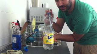 como vaciar una botella de 2 litros en 25 segundos polu [upl. by Suinuj]